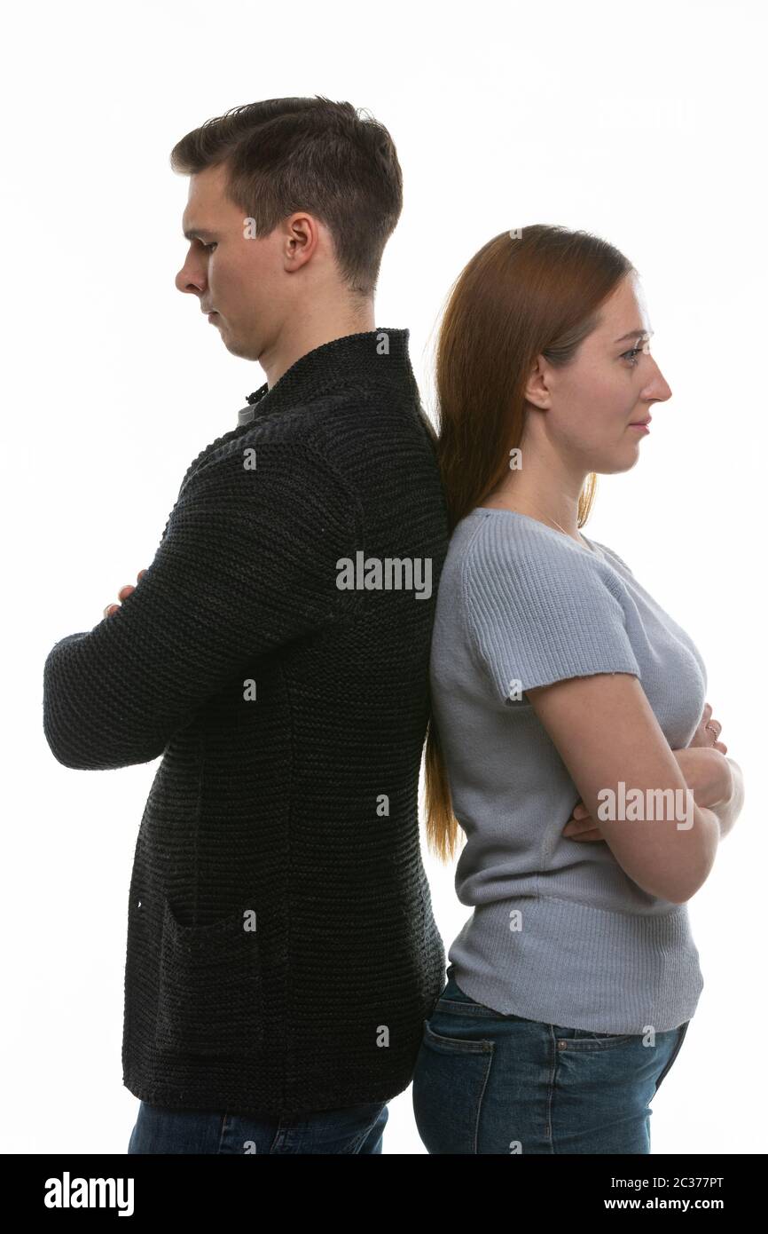 Un hombre y una mujer se metieron en una pelea y se pusieron de pie con sus espaldas el uno al otro Foto de stock