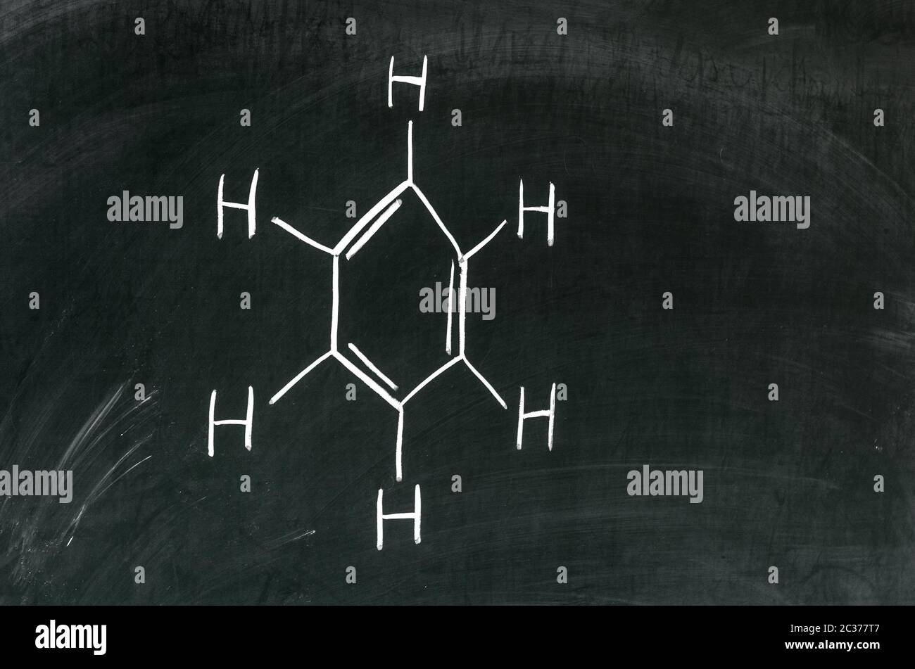 Estructura de la molécula de Benceno, Hidrocarburos Aromáticos escrito sobre pizarra Foto de stock