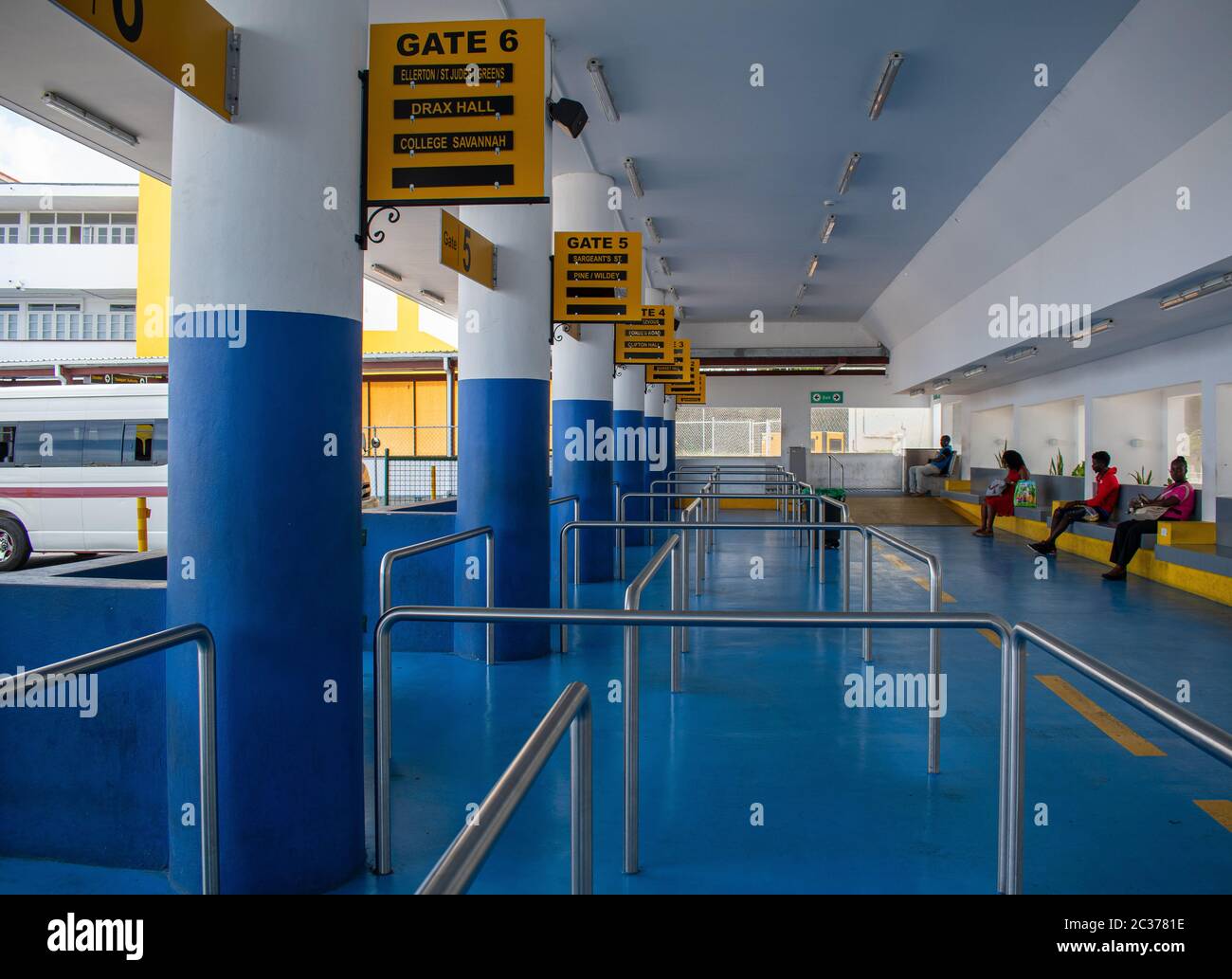 La terminal del centro para autobuses amarillos de tamaño medio y furgonetas blancas a lo largo de la costa sur, pesada para turistas, y a destinos centrales y orientales. Foto de stock