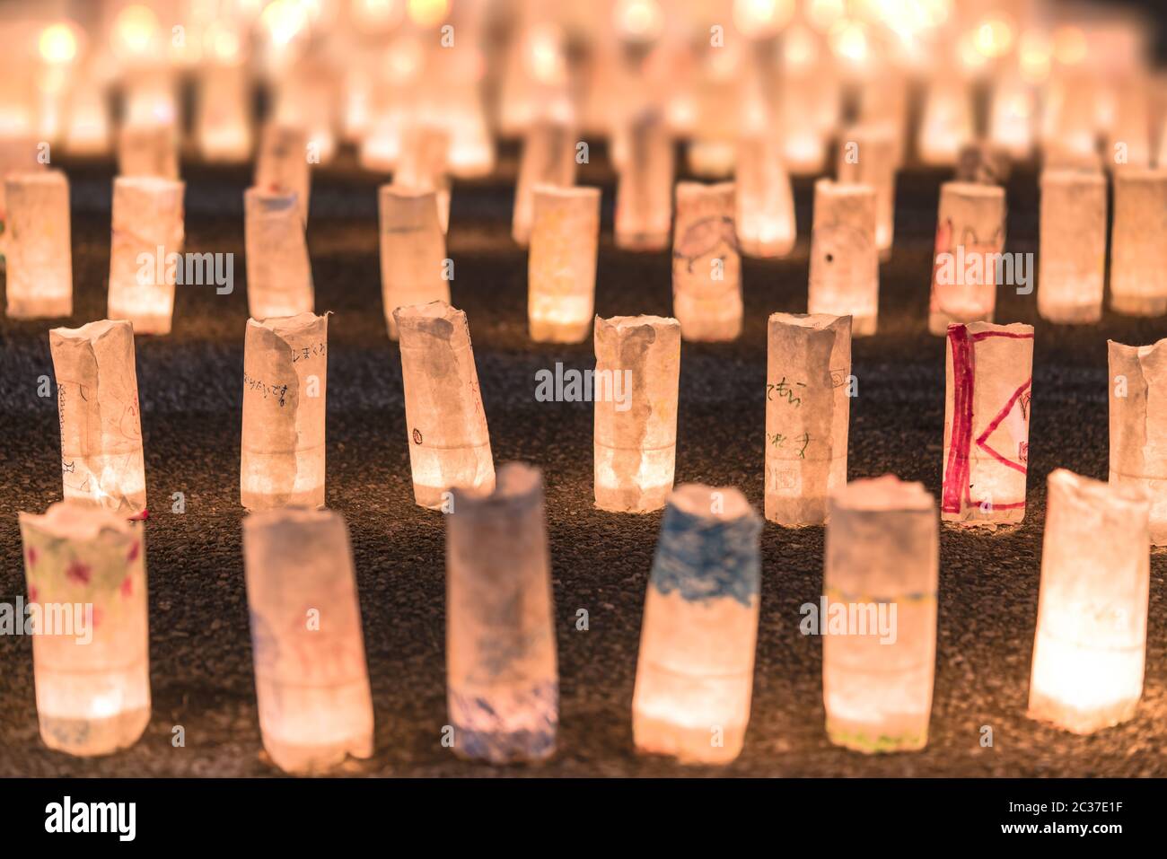 Faroles de papel de arroz japoneses hechos a mano que iluminan el suelo del templo de Zojoji cerca de Tokio to Foto de stock
