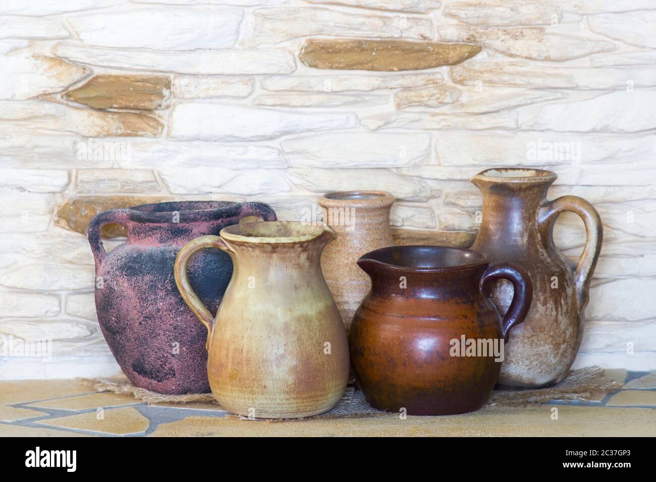 Jarras de arcilla, jarrones de cerámica viejos Fotografía de stock - Alamy