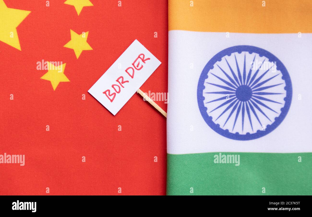 India China conflicto fronterizo o conflictos que se muestran con la India y la bandera China. Foto de stock
