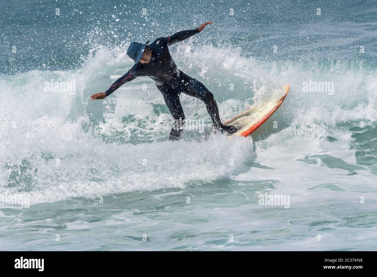 Espectacular acción mientras un surfista viaja una ola en Fistral en Newquay en Cornwall. Foto de stock
