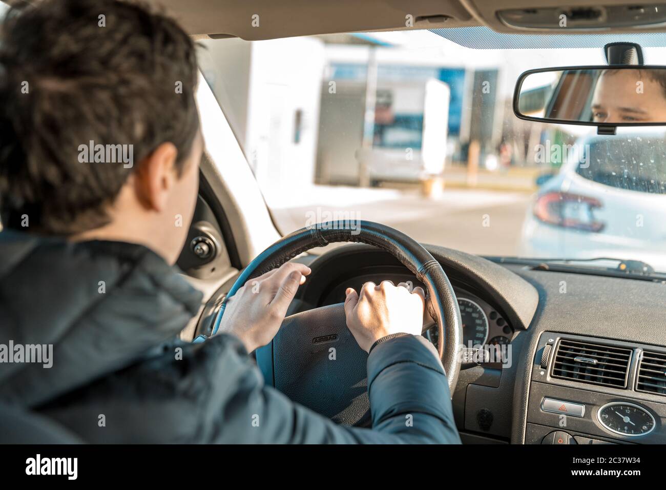 el hombre usa un claxon para alertar al coche delante de él Fotografía de  stock - Alamy