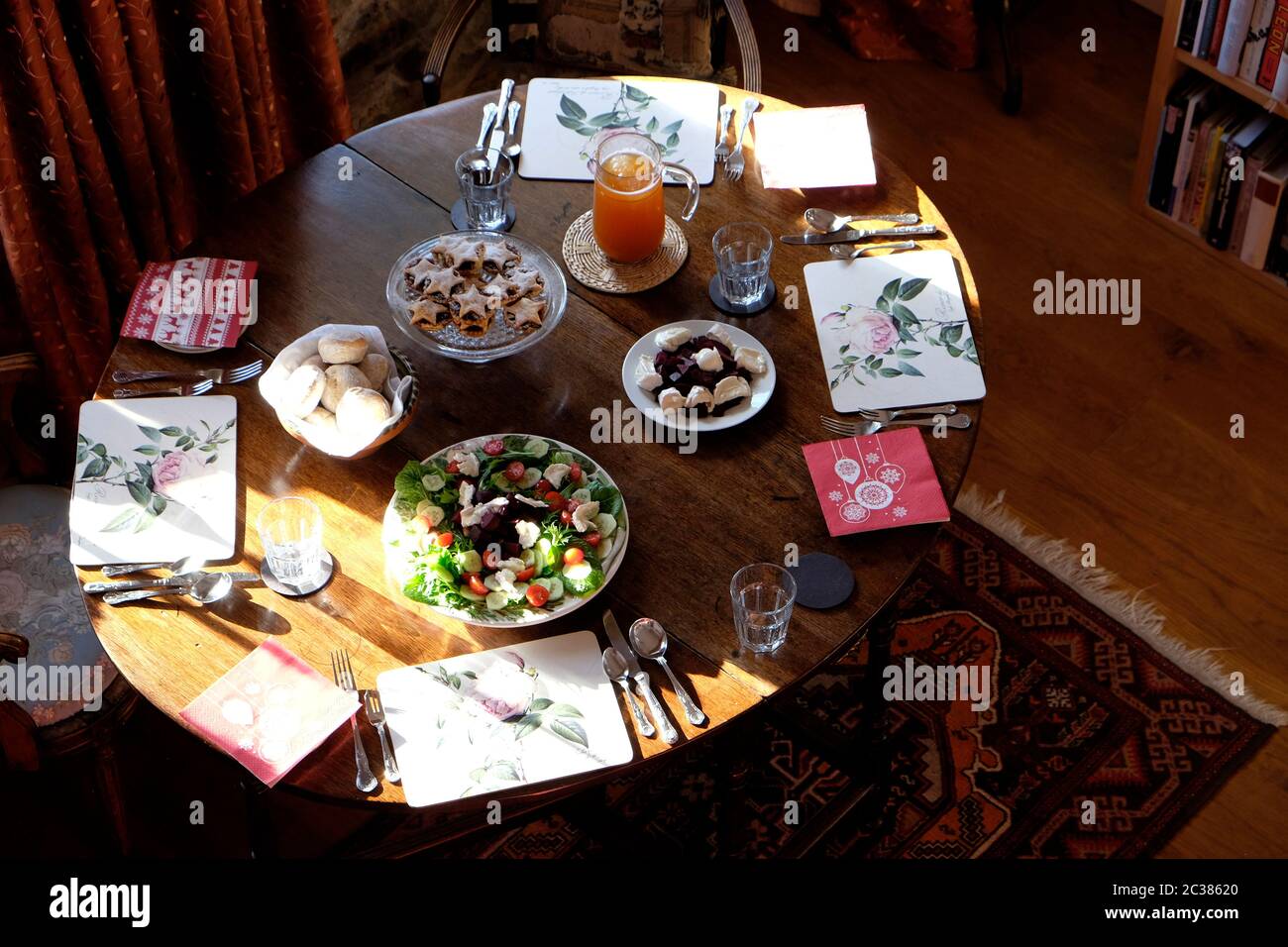 Almuerzo casero saludable servido en un día soleado en diciembre Foto de stock