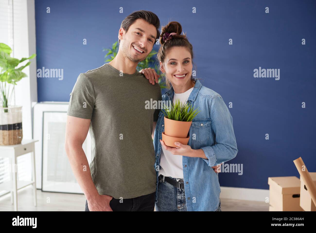 Retrato de una pareja joven en casa nueva Foto de stock