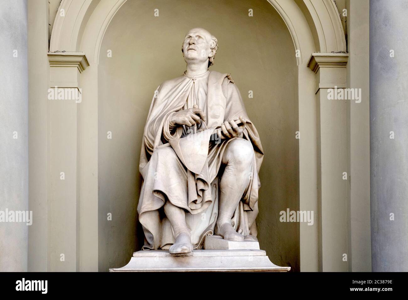 Estatua de Fillippo Brunelleschi por Luigi Pampaloni, Palazzo dei Canonici, Piazza del Duomo, Florencia, Italia. Foto de stock