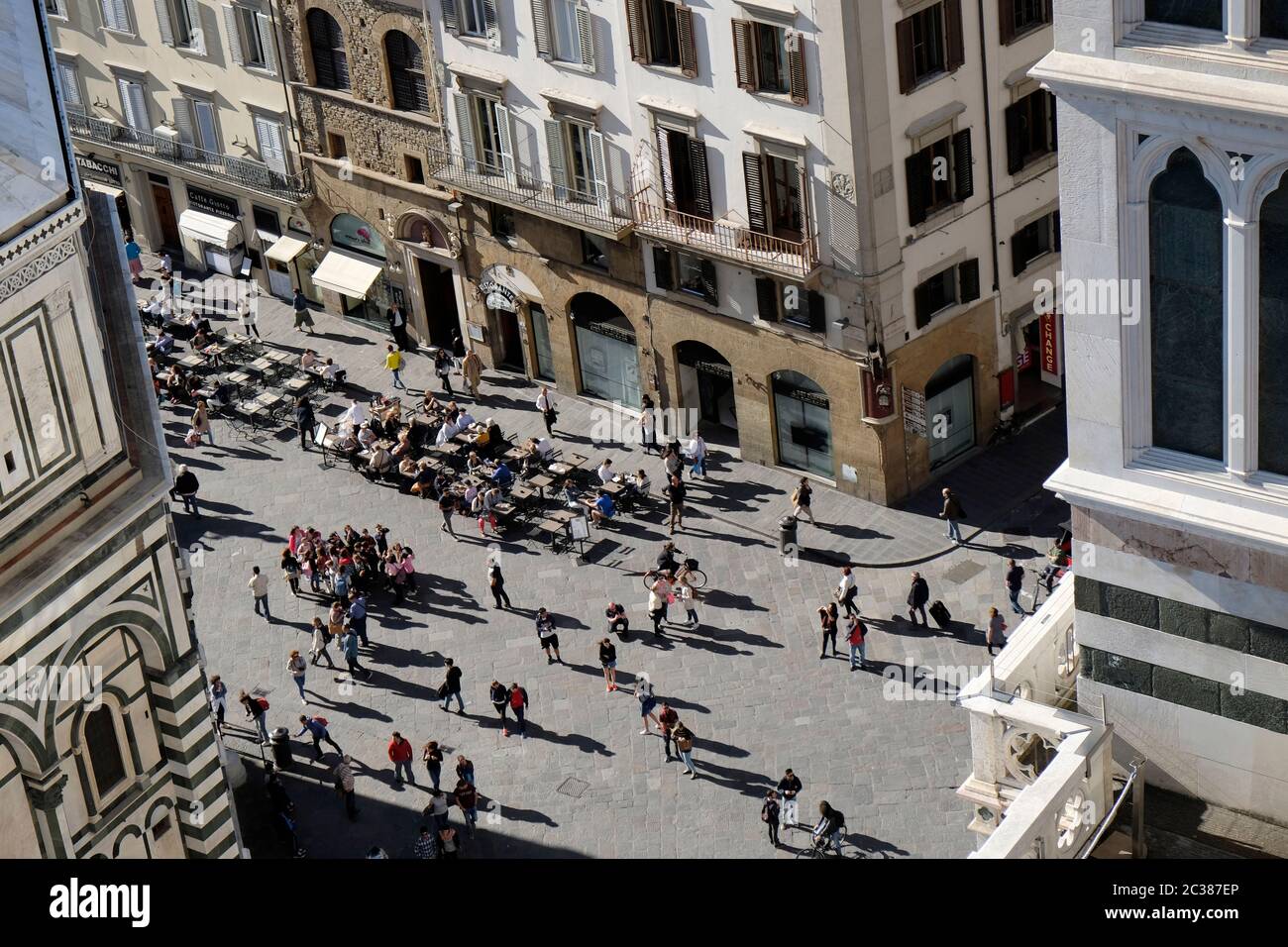 Las multitudes en la Piazza del Duomo, vistas desde el Campanile de Giotto, Florencia, Italia. Foto de stock