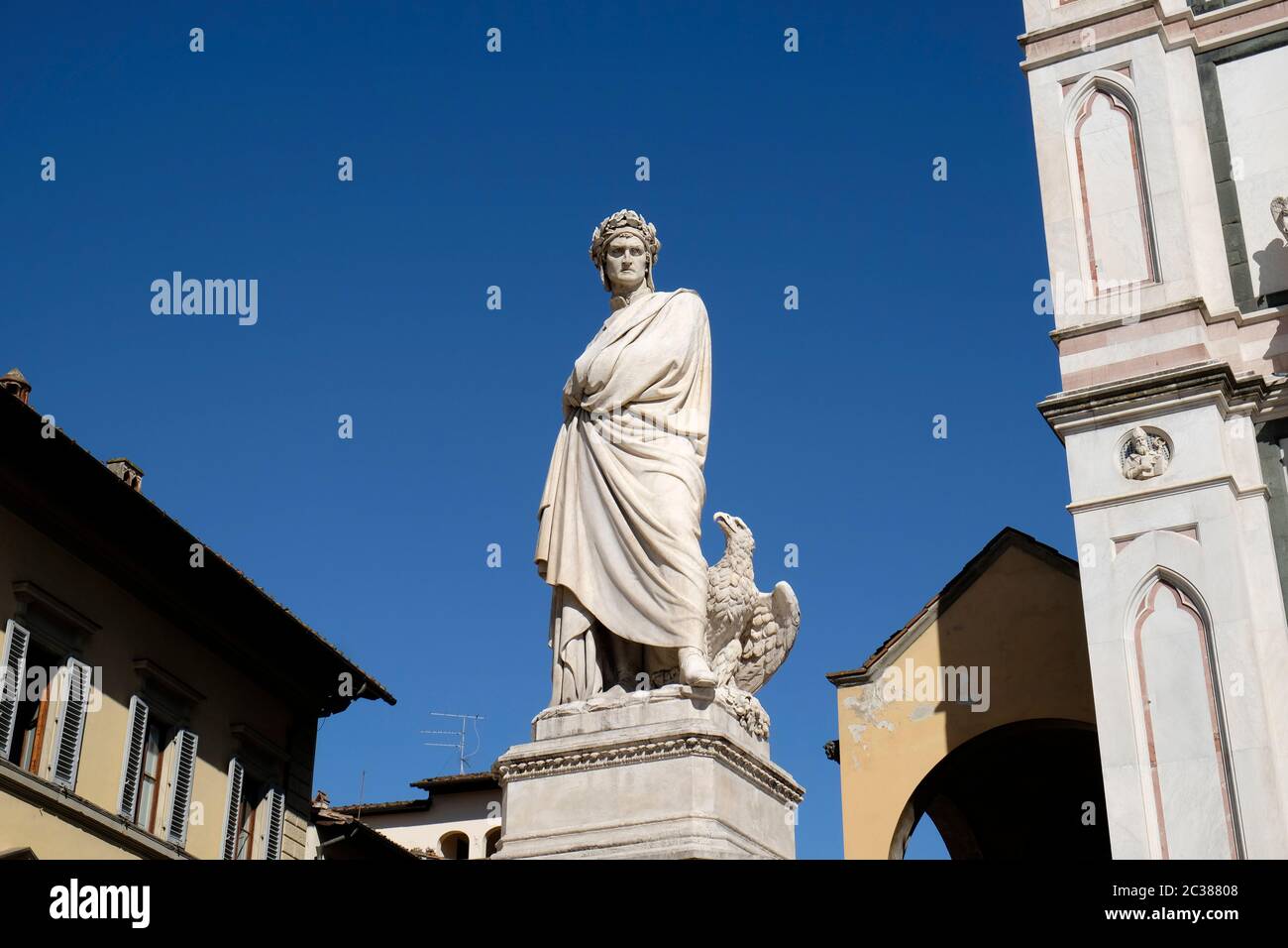 Estatua de Dante Alighieri por Enrico Pazzi, Piazza Santa Croce, Florencia, 1865. Foto de stock