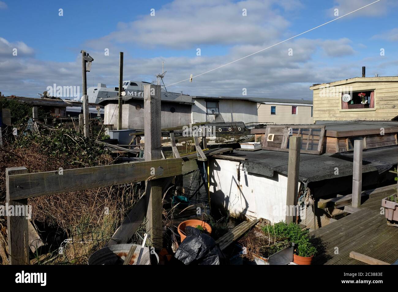Casas flotantes en Riverbank en el río Adur, Shoreham, Brighton Foto de stock