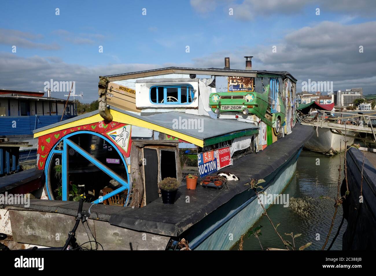 Casas flotantes en Riverbank en el río Adur, Shoreham, Brighton Foto de stock