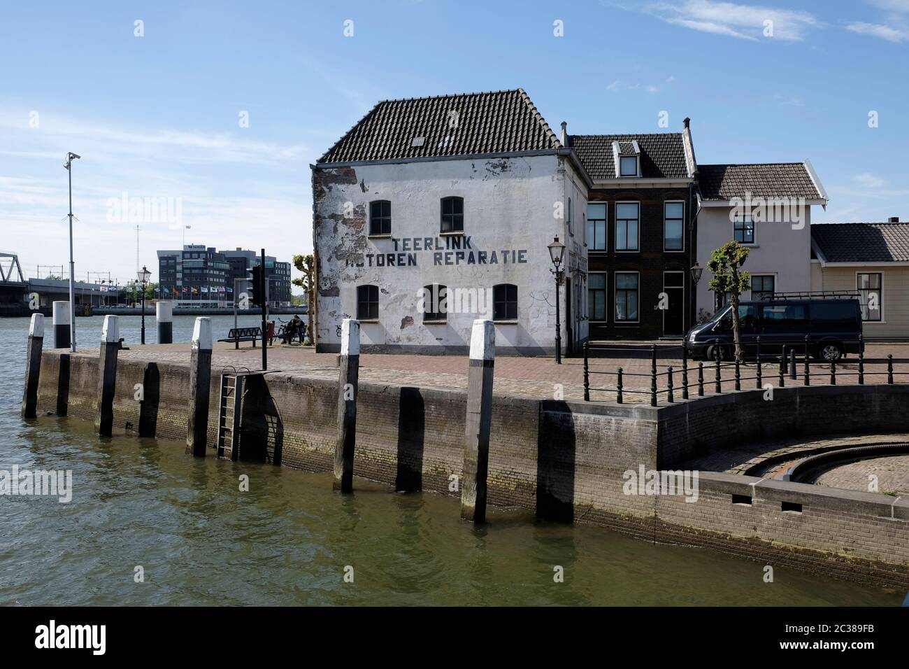 Edificio histórico a la entrada del puerto de Kalkhaven, Dordrecht, países Bajos. Foto de stock