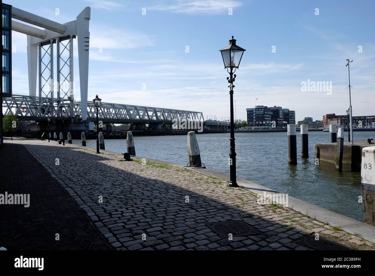 Puente ferroviario al otro lado del Oude Maas, tomado de la entrada del puerto de Kalkhaven, Dordrecht. Foto de stock