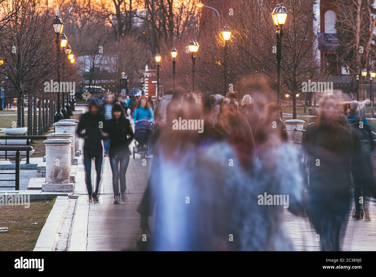 Una multitud de gente borrosa caminando en el Parque de Otoño Foto de stock