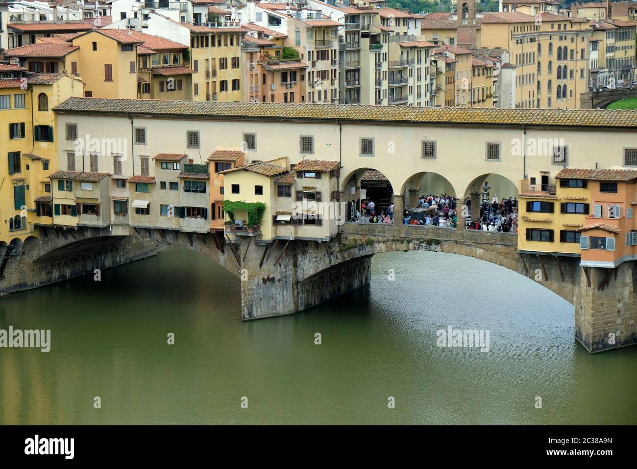 Ponte Vecchio sobre el río Arno, Florencia, visto desde los Uffizi. Foto de stock