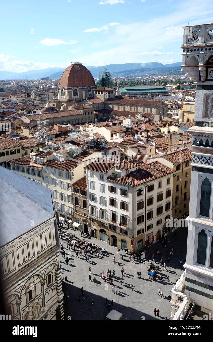 Las multitudes en la Piazza del Duomo, Florencia, Italia, visto desde el Campanile. Foto de stock
