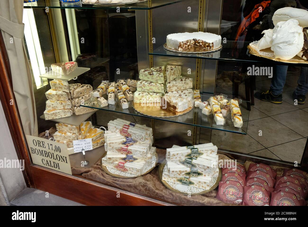 Ventana de la tienda en Florencia mostrando dulces especiales. Foto de stock