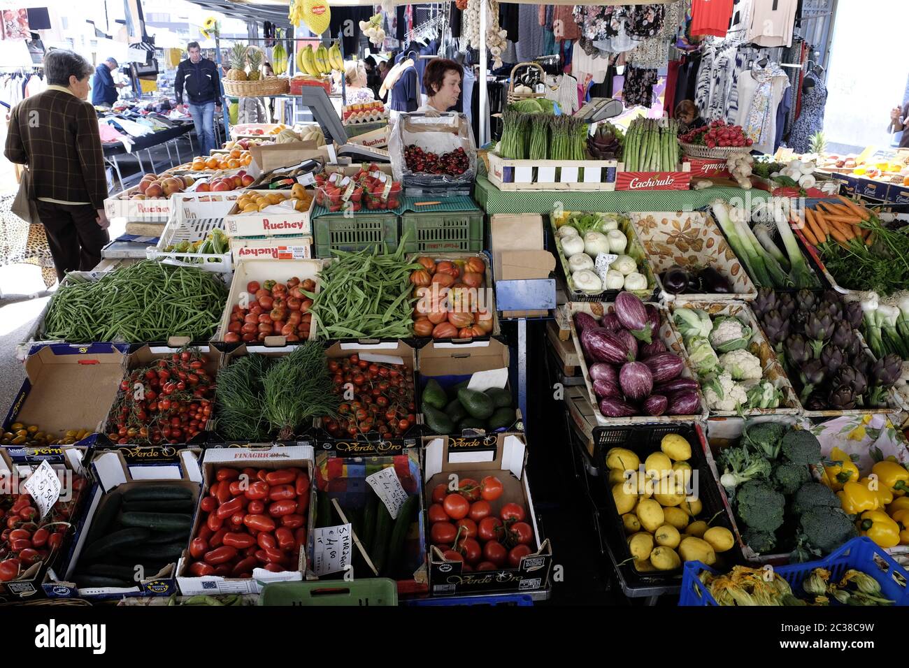 Estand de frutas y verduras en el mercado de Sant'Ambrogio, Florencia, Italia. Foto de stock