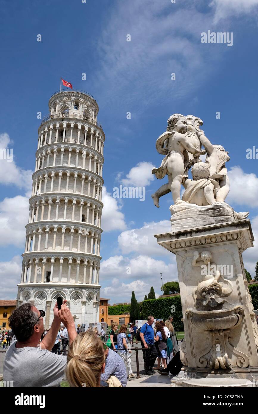 Turistas tomando fotografías en la Torre inclinada de Pisa, Italia. Foto de stock