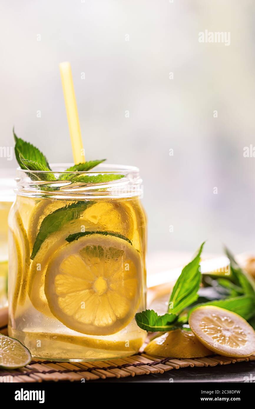 Banco limonada con paja y hojas de menta. Reforzar y refrescante bebida fría. El concepto de productos naturales. Foto de stock