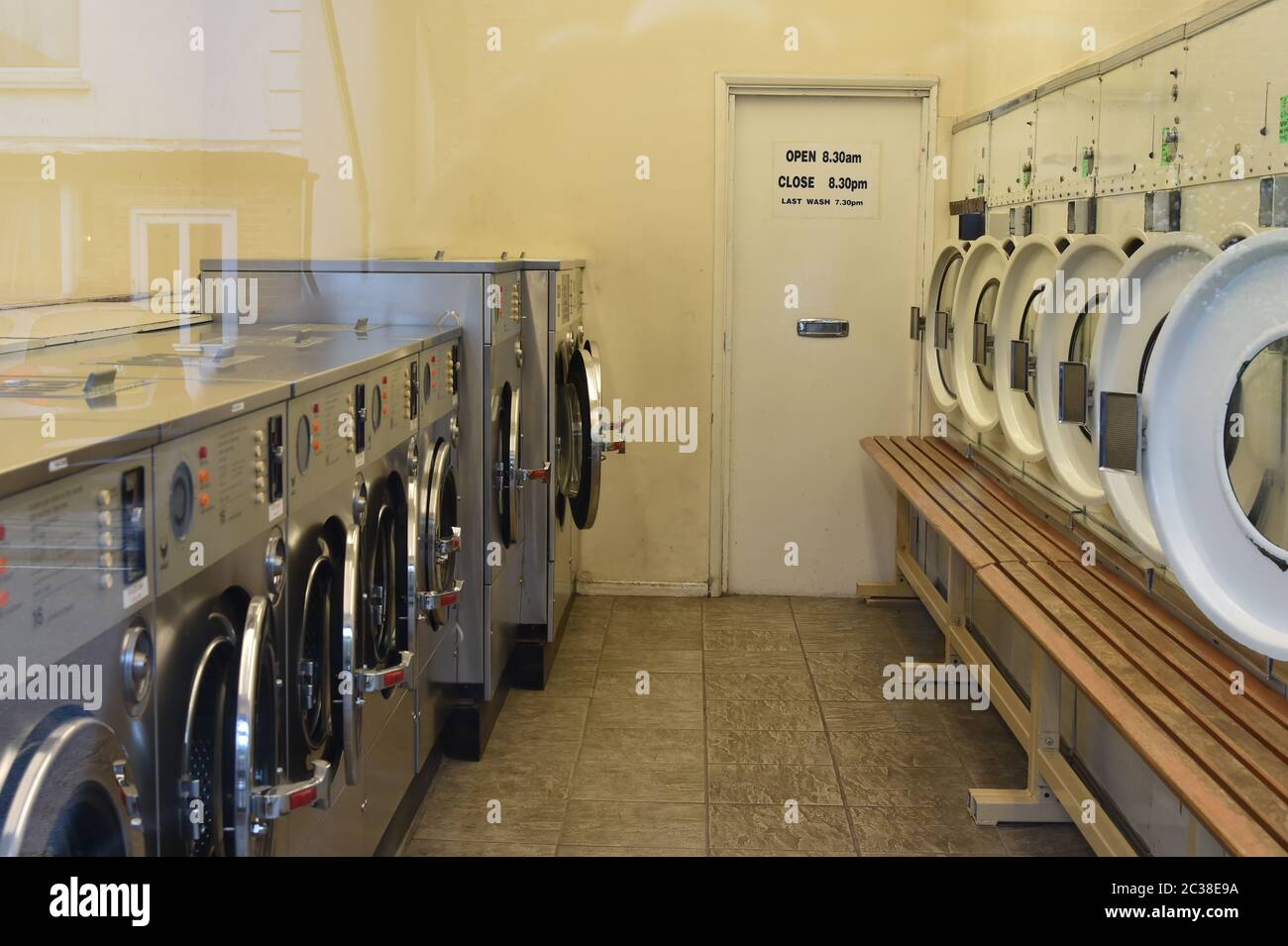 Lavandería pública tradicional lavadora y secadora Fotografía de stock -  Alamy