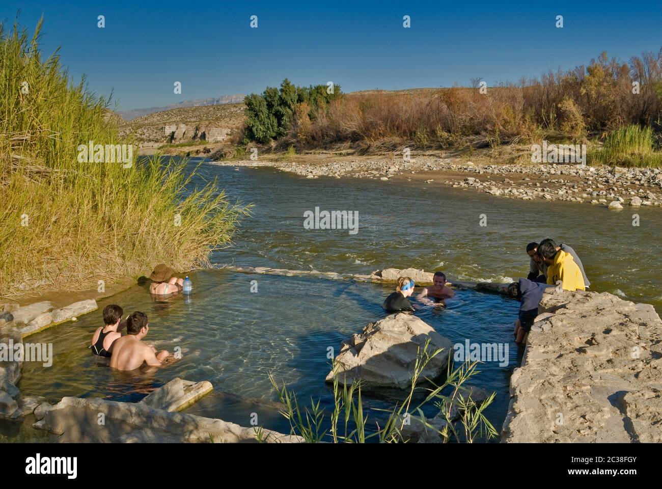 Visitantes en la piscina de aguas termales en el borde del Río Grande, el desierto de Chihuahua en el Parque Nacional de Big Bend, Texas, EE.UU. Foto de stock