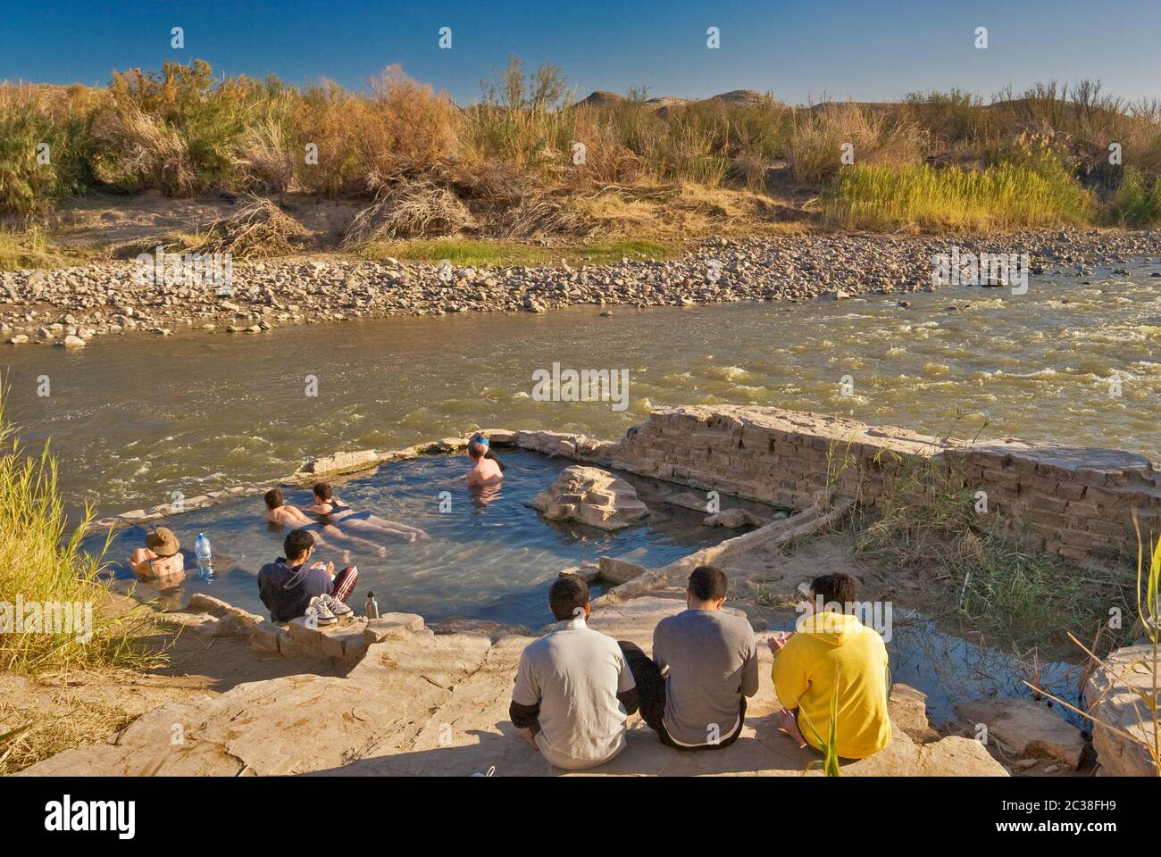 Visitantes en la piscina de aguas termales en el borde del Río Grande, el desierto de Chihuahua en el Parque Nacional de Big Bend, Texas, EE.UU. Foto de stock