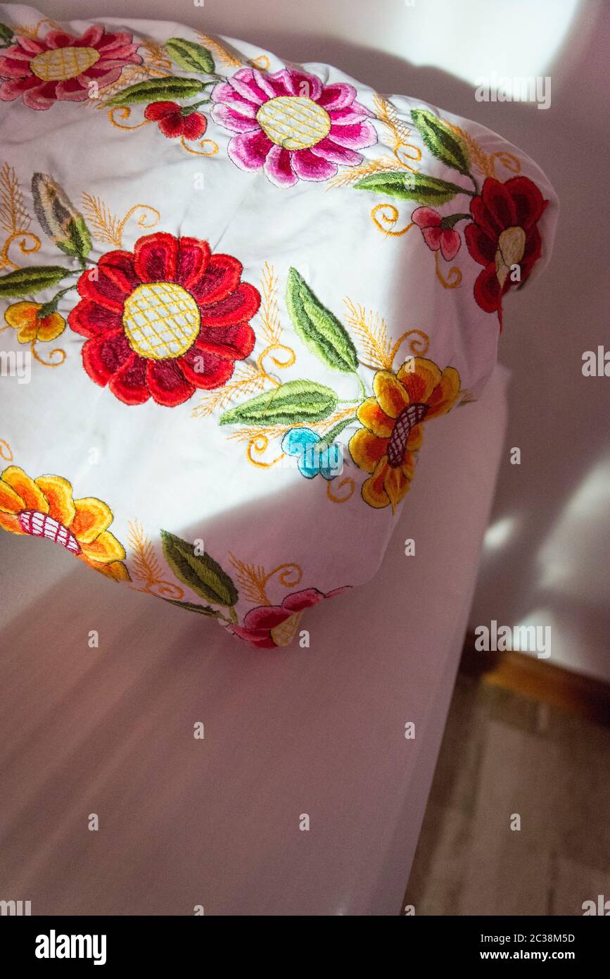 Almohada con colorido diseño floral, Valladolid, México Fotografía de stock  - Alamy