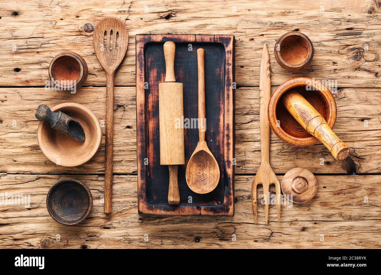 Concepto de utensilios de menaje de cocina rústica de madera en antiguos  antecedentes Fotografía de stock - Alamy