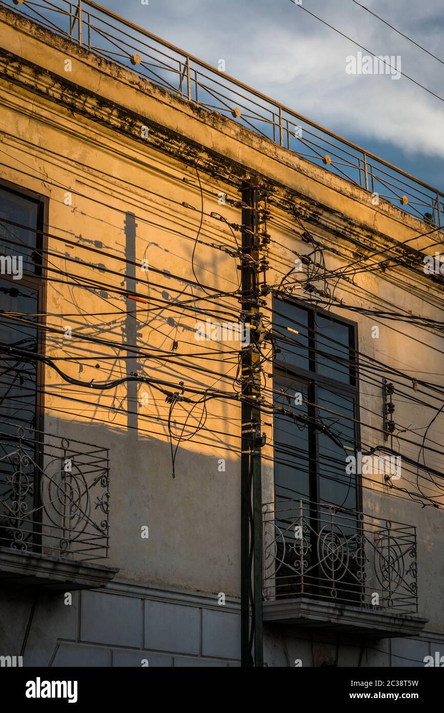 Telégrafo eléctrico con muchas conexiones y cables Unidos a una casa,  Mérida, México Fotografía de stock - Alamy