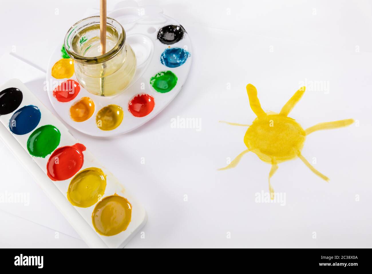 Concepto de pintura para niños - un dibujo, acuarela y un pincel palletes,  aislado en un fondo blanco Fotografía de stock - Alamy