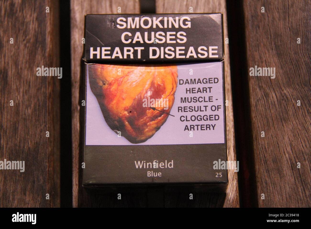 Un ejemplo de empaquetado de cigarrillos en Australia mostrando el