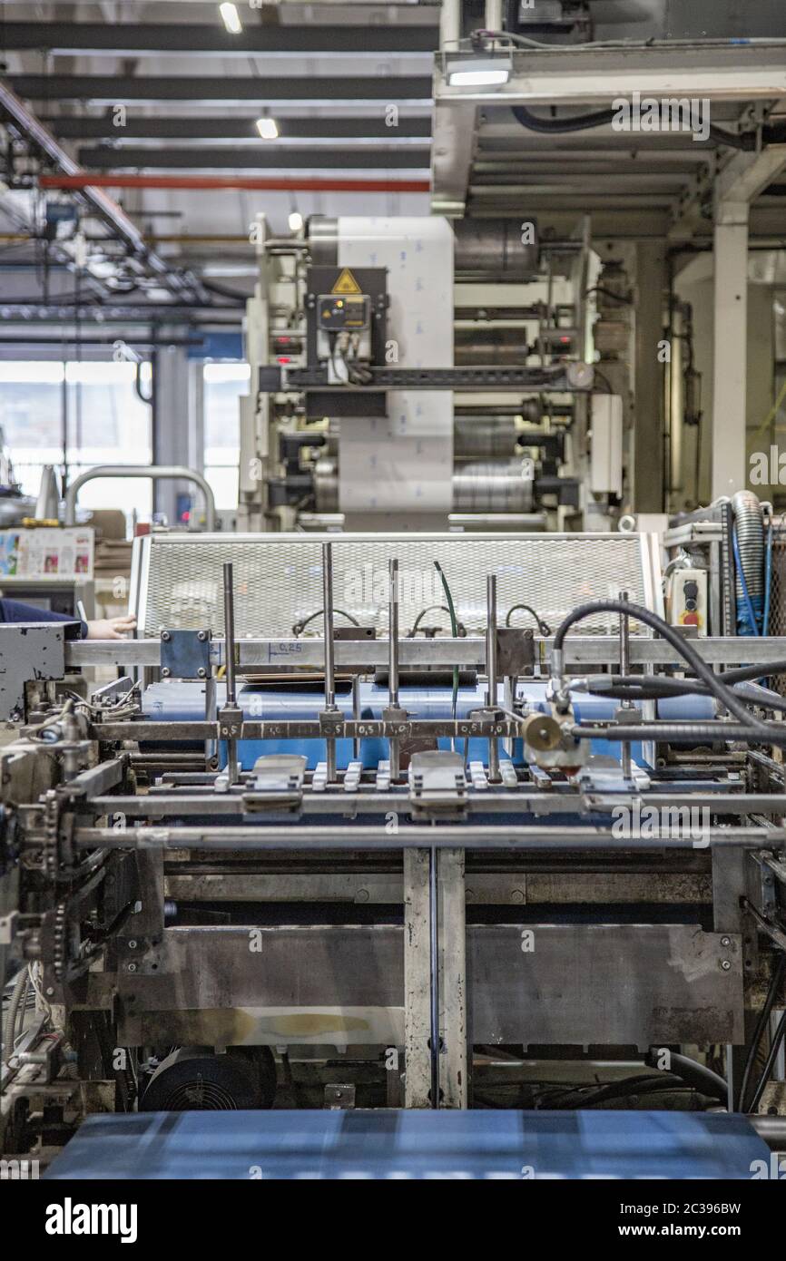 Taller industrial de la fábrica para la producción de envases de cartón Foto de stock