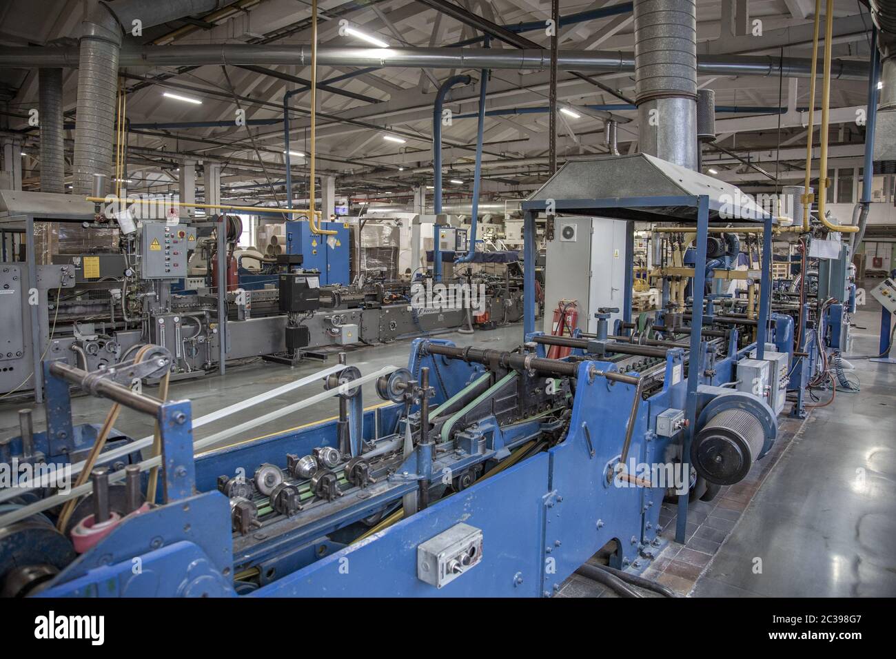 Taller industrial de la fábrica para la producción de envases de cartón Foto de stock