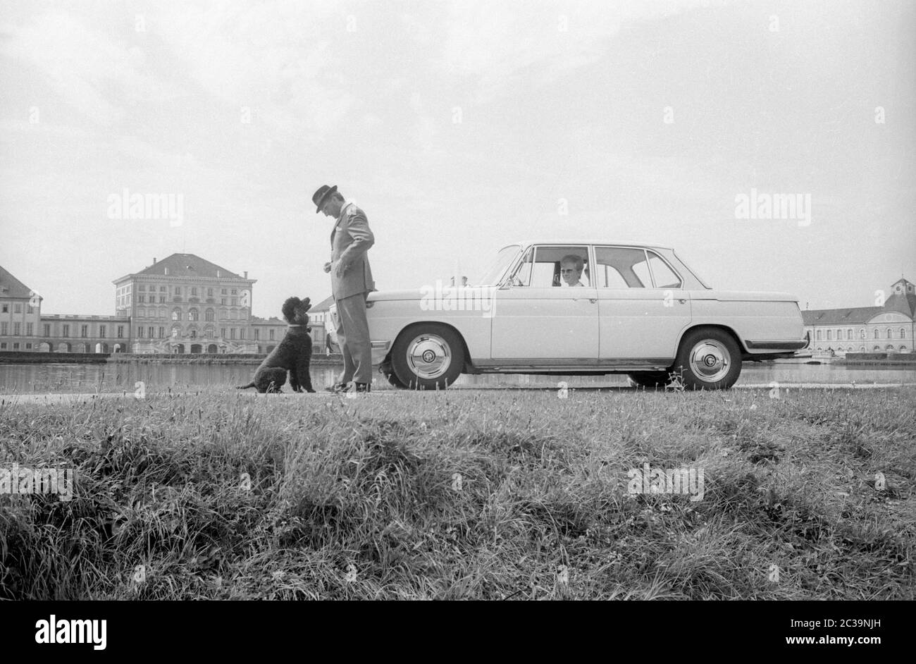 BMW 2000 TI 1966 en el fondo del Palacio Nymphenburg en Munich. Foto de stock