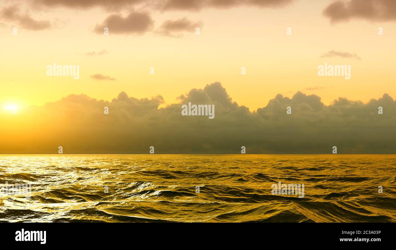Horizonte del Mar al atardecer en el Atlántico Foto de stock