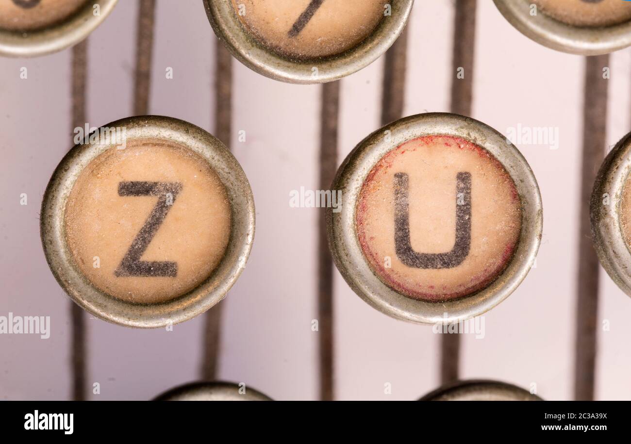 una antigua máquina de escribir en primer plano Foto de stock