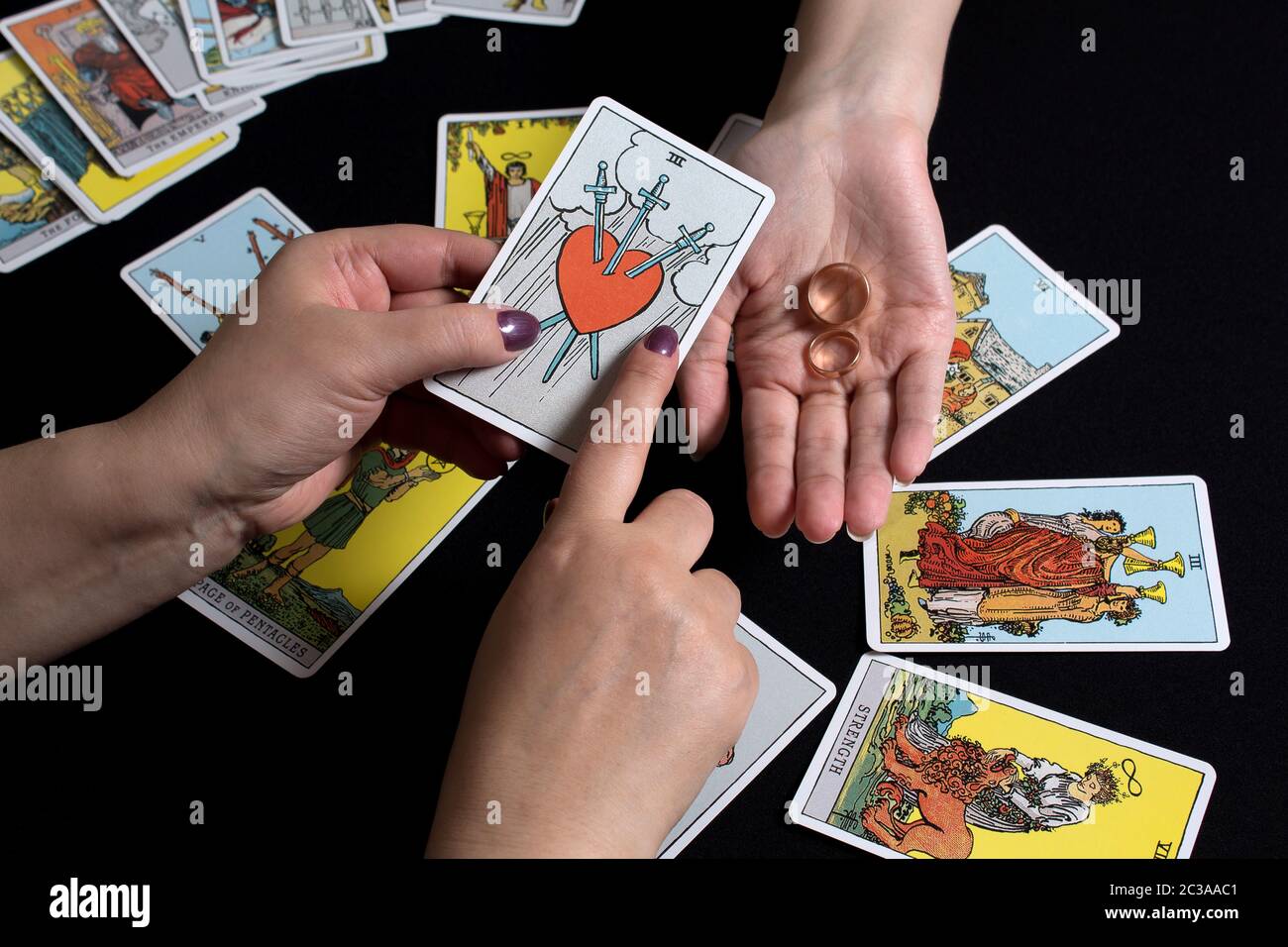 Psychic reading tarot cards woman fotografías e imágenes de alta resolución  - Página 4 - Alamy