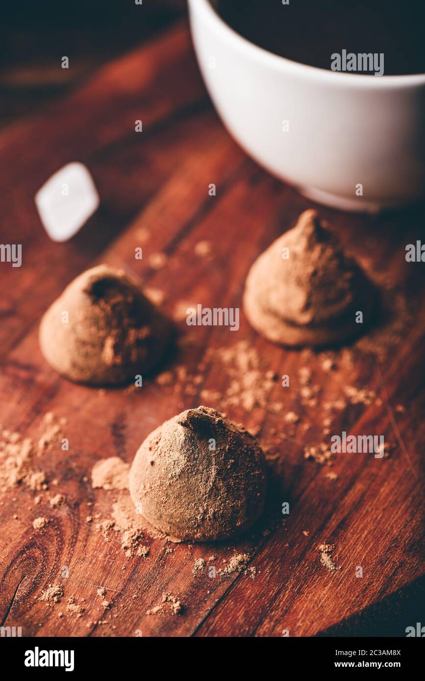 Trufas de chocolate caseras recubierto con café negro Foto de stock