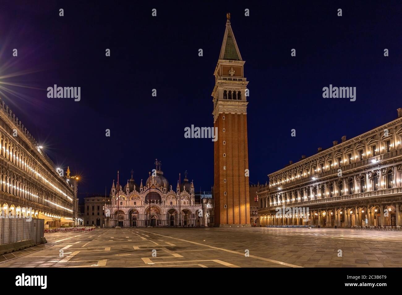 Plaza de San MarkÂ en Venecia por la noche Foto de stock
