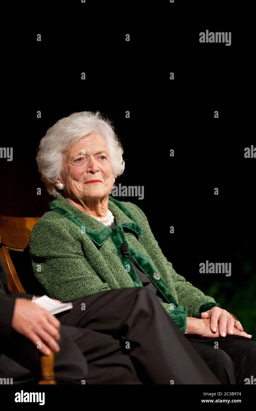 Austin, Texas, EE.UU., 16 de noviembre de 2012: La ex Primera Dama Barbara Bush escucha una pregunta durante la conferencia “El Legado Duradero de las Primeras Damas de Estados Unidos” en la Biblioteca Presidencial de LBJ. ©MKC / Daemmrich Photos Foto de stock