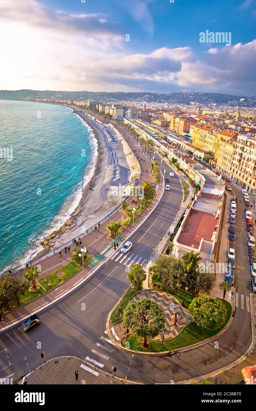 Ciudad de Niza Promenade des Anglais frente al mar y vistas a la playa, riviera Francesa Foto de stock