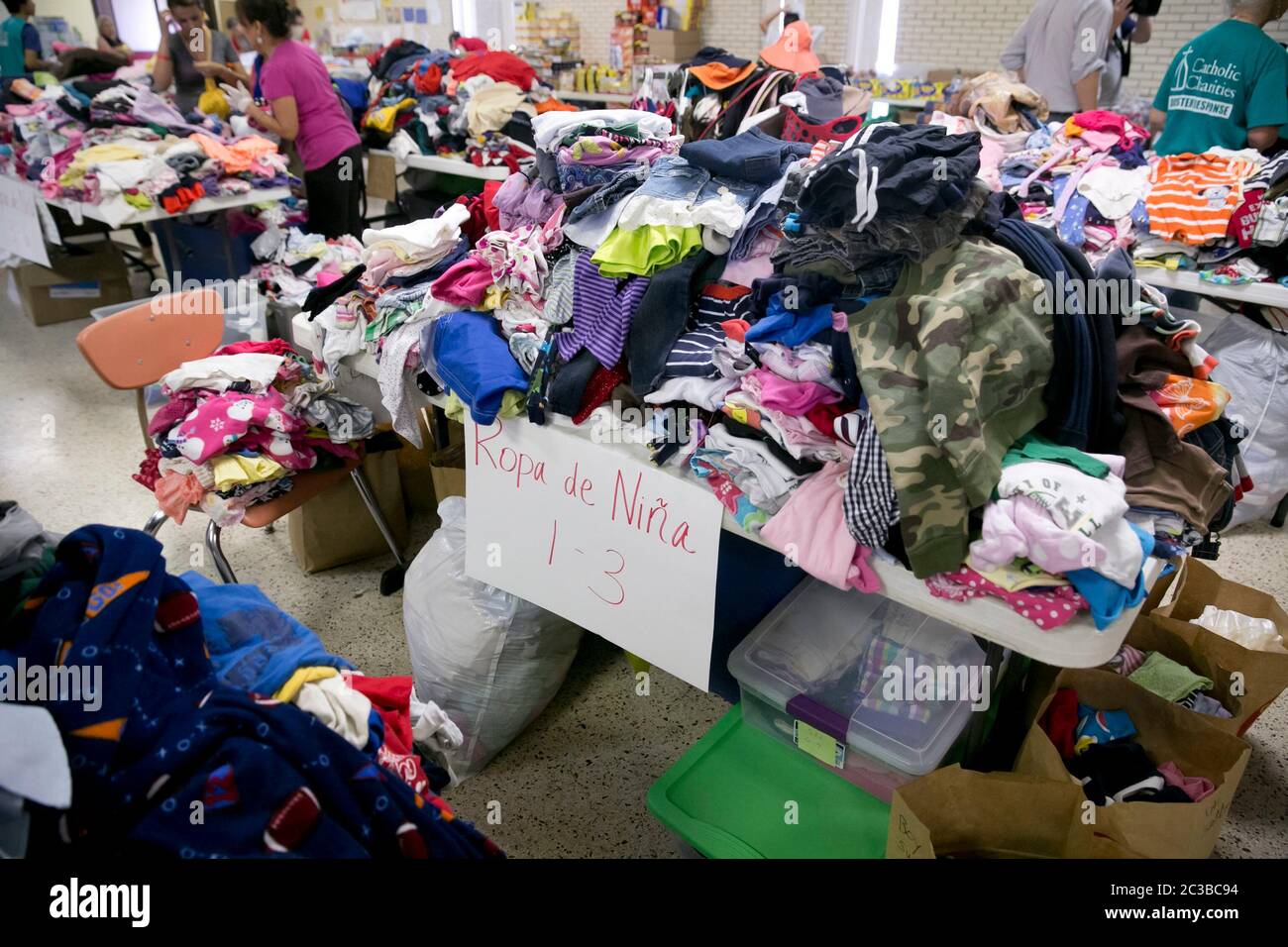 Alimentos, ropa donada a la vivienda en McAllen, Texas Fotografía de stock  - Alamy