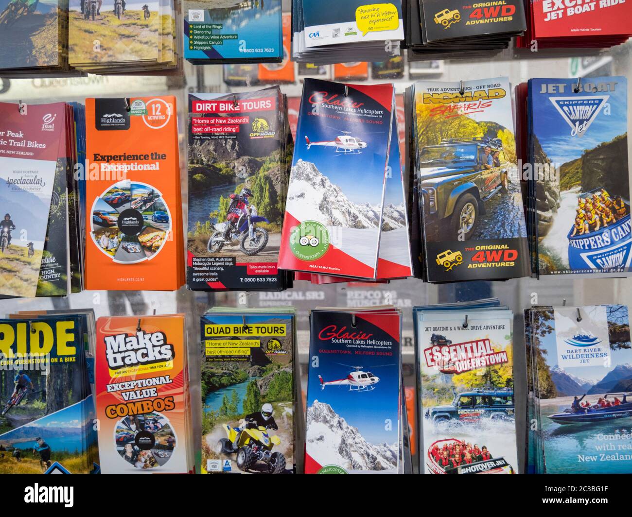 Folletos en una agencia de viajes en Queenstown Nueva Zelanda para viajes de aventura y adrenalina Foto de stock