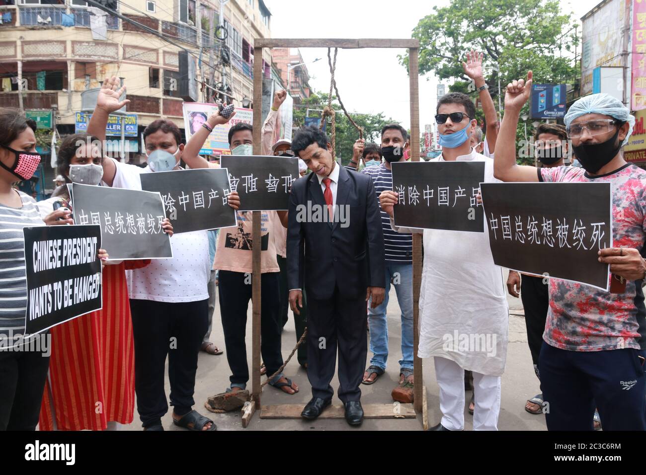 Kolkata, India. 19 de junio de 2020. Los partidarios del partido político del Congreso de Bengala Occidental protestan en masa y se visten como gestos del presidente chino Xi Jinping mientras se encuentra bajo un maleón improvisado durante una manifestación contra China en Kolkata. (Foto de Dipa Chakraborty/Pacific Press) crédito: Pacific Press Agency/Alamy Live News Foto de stock