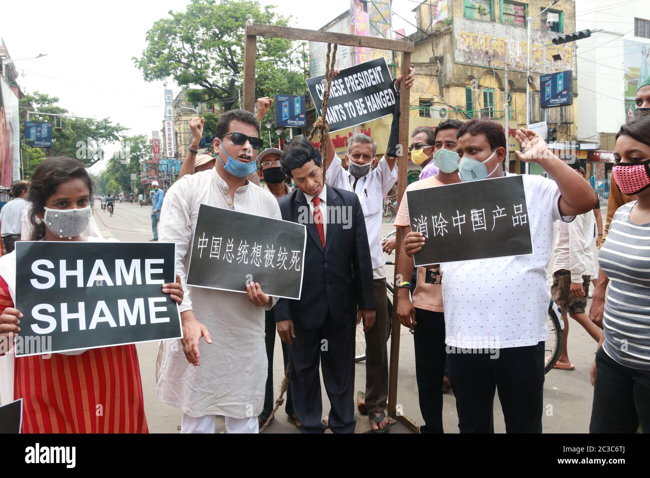 Kolkata, India. 19 de junio de 2020. Los partidarios del partido político del Congreso de Bengala Occidental protestan en masa y se visten como gestos del presidente chino Xi Jinping mientras se encuentra bajo un maleón improvisado durante una manifestación contra China en Kolkata. (Foto de Dipa Chakraborty/Pacific Press) crédito: Pacific Press Agency/Alamy Live News Foto de stock