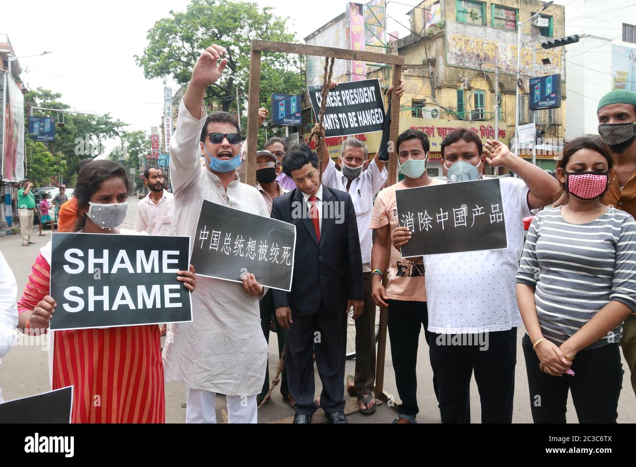 Kolkata, India. 19 de junio de 2020. Los partidarios del partido político del Congreso de Bengala Occidental protestan en masa y se visten como gestos del presidente chino Xi Jinping mientras se encuentra bajo un maleón improvisado durante una manifestación contra China en Kolkata. (Foto de Dipa Chakraborty/Pacific Press) crédito: Pacific Press Agency/Alamy Live News Foto de stock