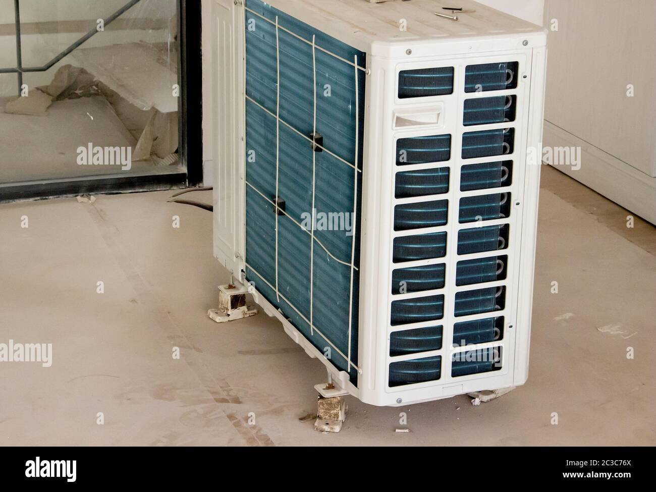 de condensador de acondicionado residencial dentro de casa Fotografía de stock - Alamy