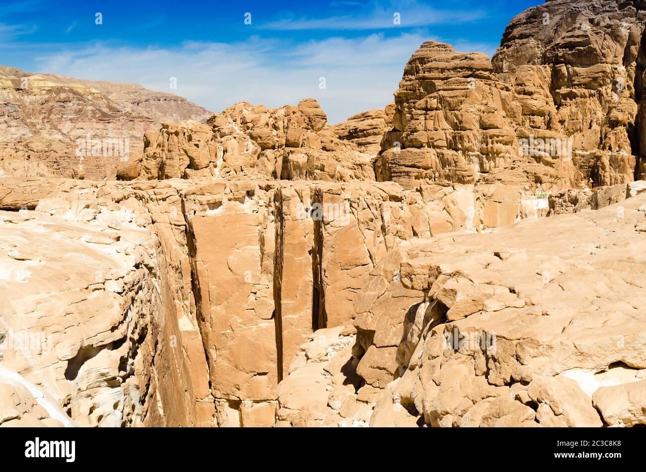 Altas montañas rocosas contra el cielo azul y las nubes blancas en el desierto En Egipto Dahab Sur Sinaí Foto de stock