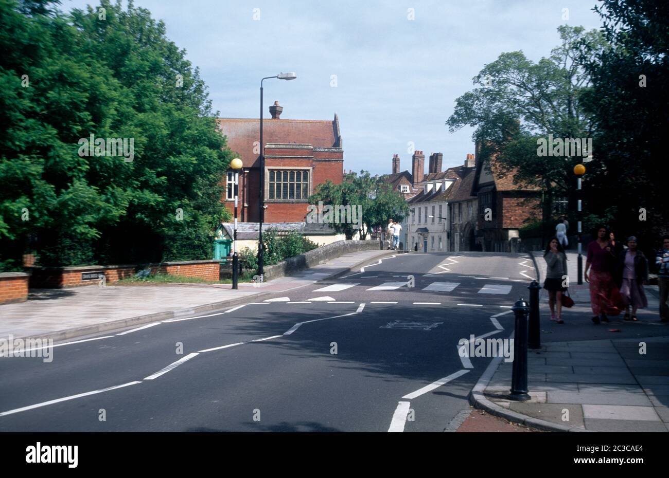 Salisbury Wiltshire England Pedestrian Crossing y Belisha Beacons Foto de stock